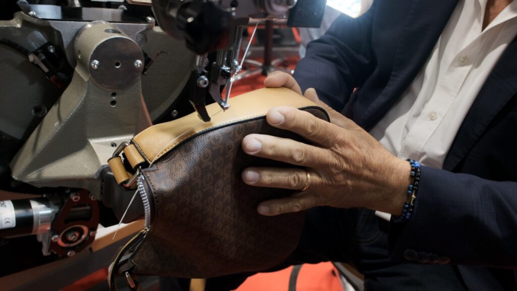 CIUCANI: Versatile sole stitching machine