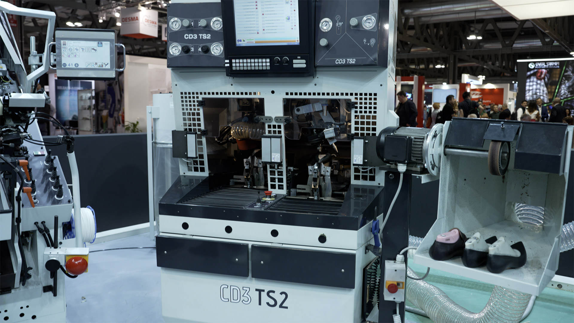 AVANTIUM: punta sulla lavorazione automatica del fondo e del fianco della calzatura