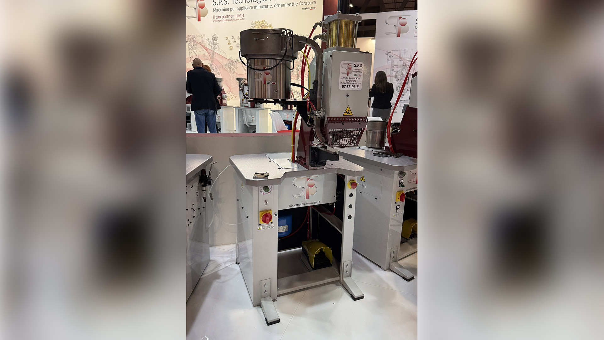 S.P.S. TECNOLOGIA MECCANICA: applicazione automatica del passa-laccio in plastica