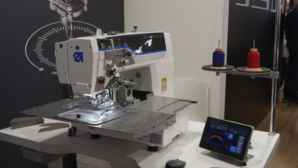 DÜRKOPP ADLER: Unità di cucitura CNC per telai piccoli e applicazioni medio-pesanti