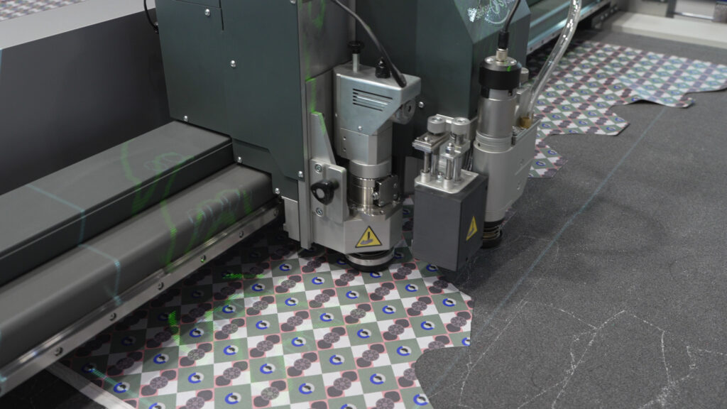 ELITRON: Taglio preciso di materiali logati