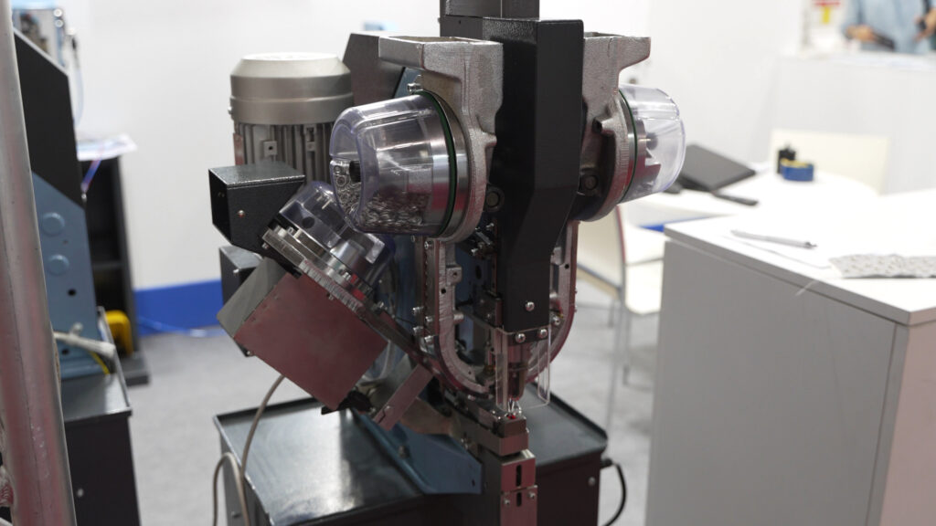 SICOM: Macchina automatica a 3 caricatori per bottoni a pressione e bottoni jeans