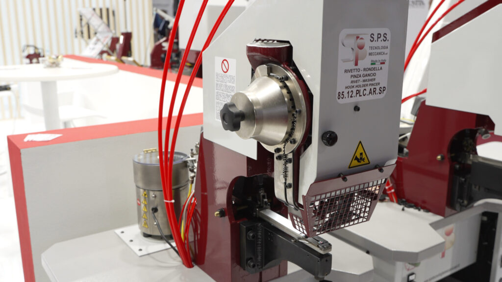S.P.S.: Applica rivetto e rondella con pinza inserimento gancio