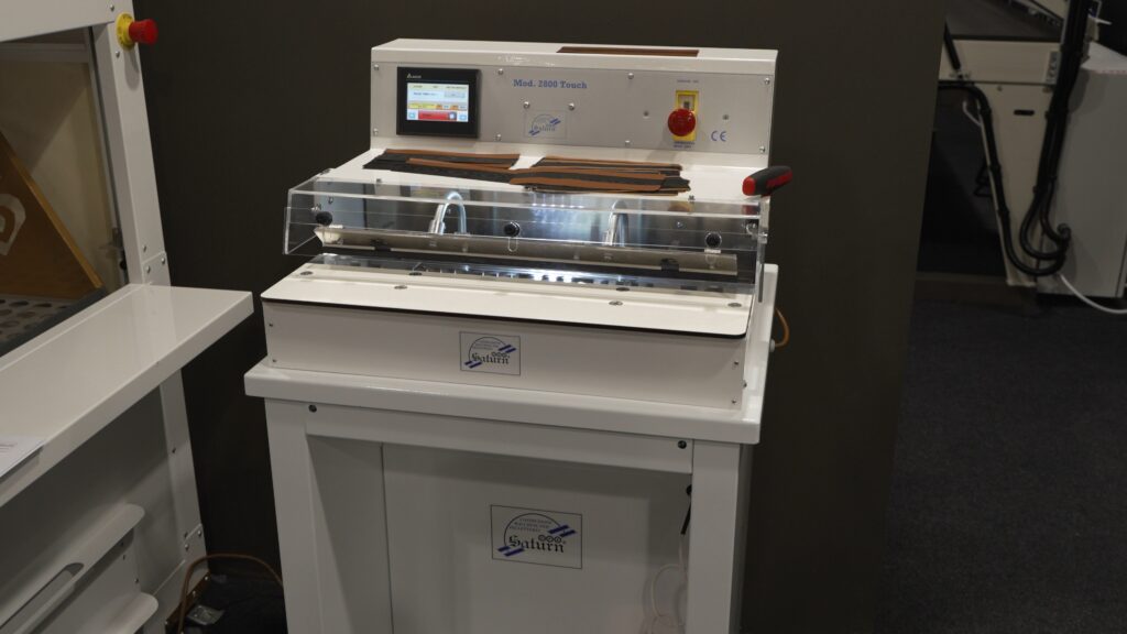 SATURN: Rimboccatrice elettronica con possibilità di effettuare un rigo a caldo