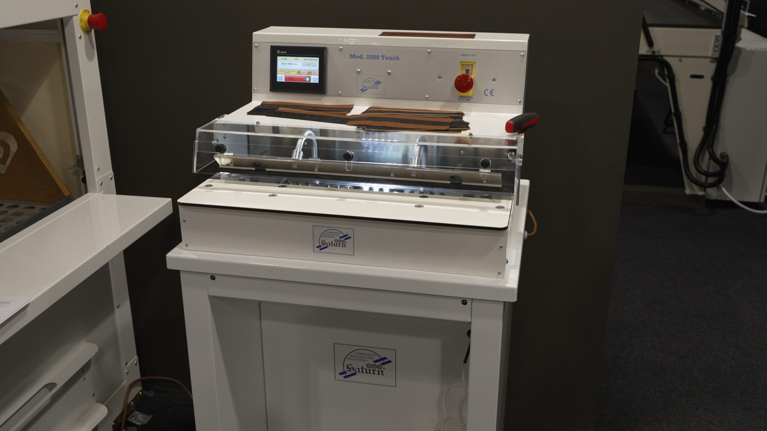 SATURN: Electronic folding machine with the option of hot stamped